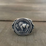 Anillo con moneda de níquel y búfalo de plata de ley de cinco centavos