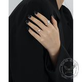 Anillo abierto de plata de ley con incrustaciones de ópalo de superficie irregular