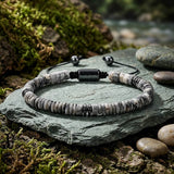 Herren-Perlenarmband aus Edelstahl mit Kreuzschädel-Motiv