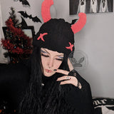 Gorro de punto con demonio de cuerno rosa