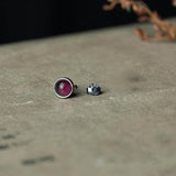 Pendientes redondos de plata de ley con piedra de vino