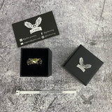 Anillo de cóctel de latón con incrustaciones de topacio triangular