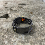 Anillo de cóctel de latón con incrustaciones de topacio triangular