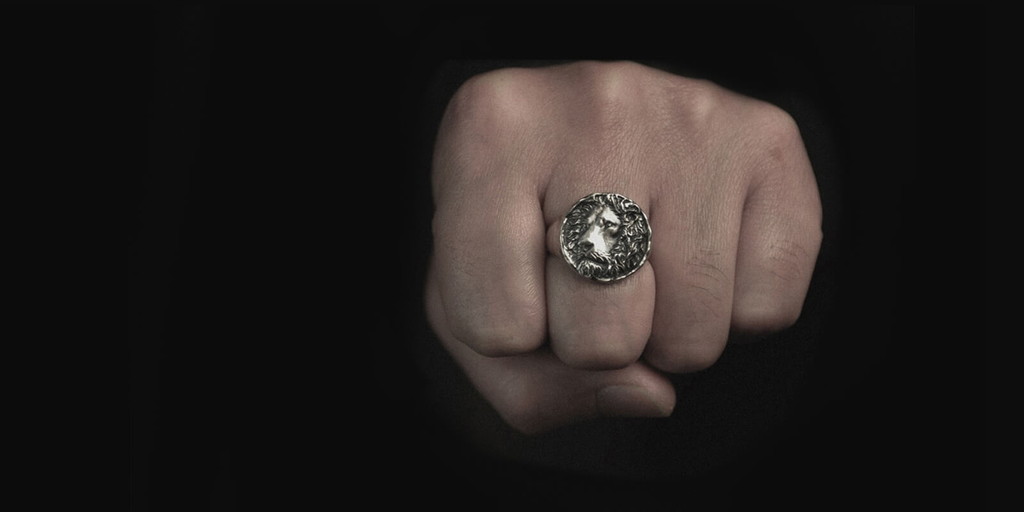 Que simboliza un anillo de leon GTHIC