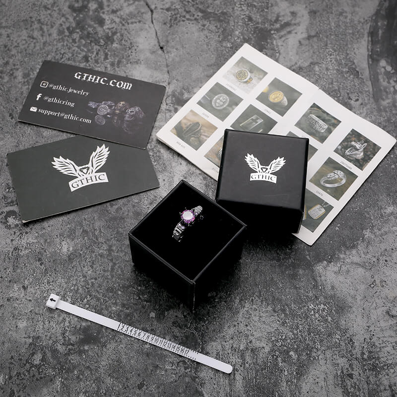 Anello in ottone intarsiato con zircone teschio nero