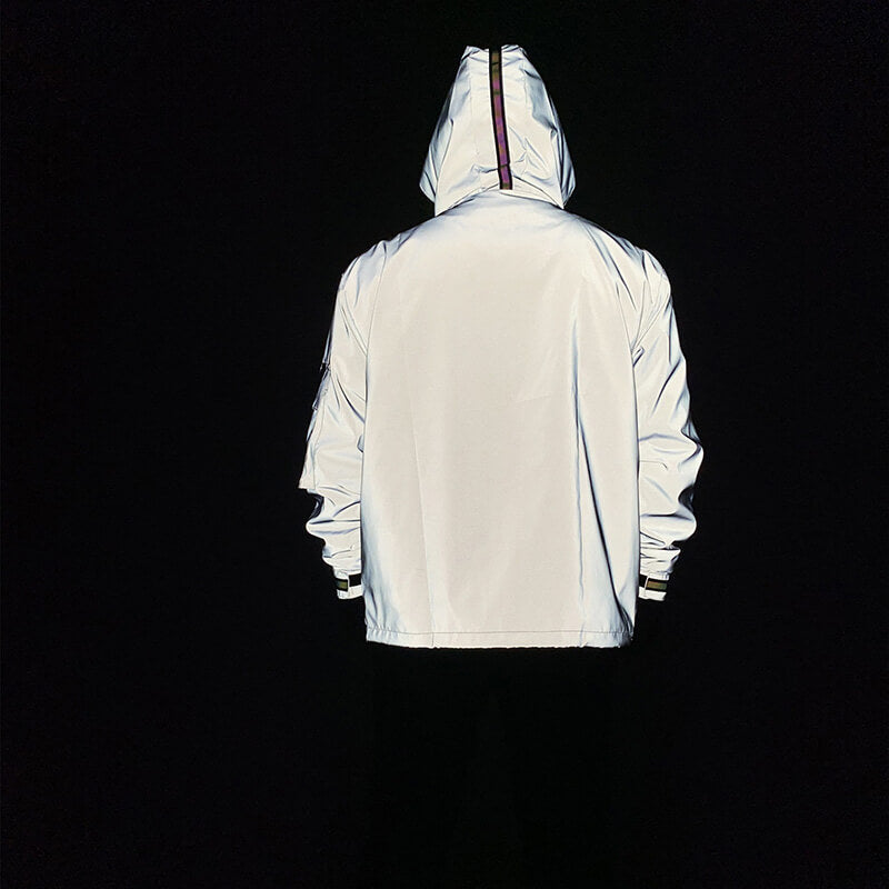 Colorida chaqueta técnica reflectante con múltiples bolsillos