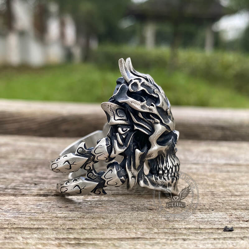 Anillo de calavera de plata de ley samurai con cuernos de dragón