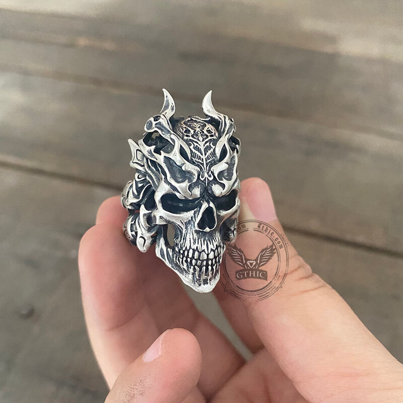 Anillo de calavera de plata de ley samurai con cuernos de dragón