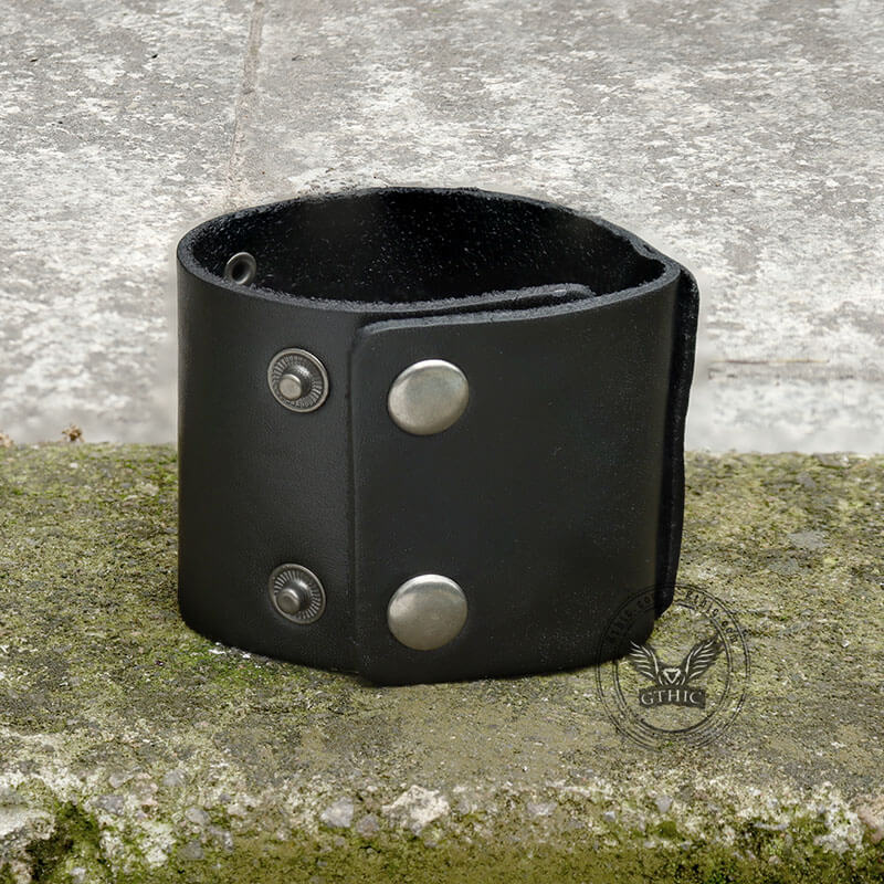 Bracelet large en cuir avec tête de mort exagérée