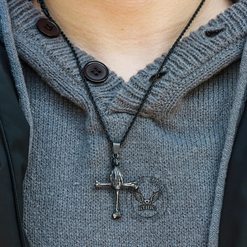 Pendentif Viking en acier inoxydable avec croix en os de corbeau