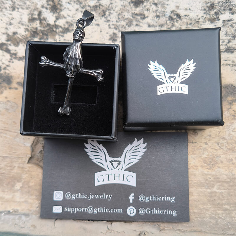 Pendentif Viking en acier inoxydable avec croix en os de corbeau