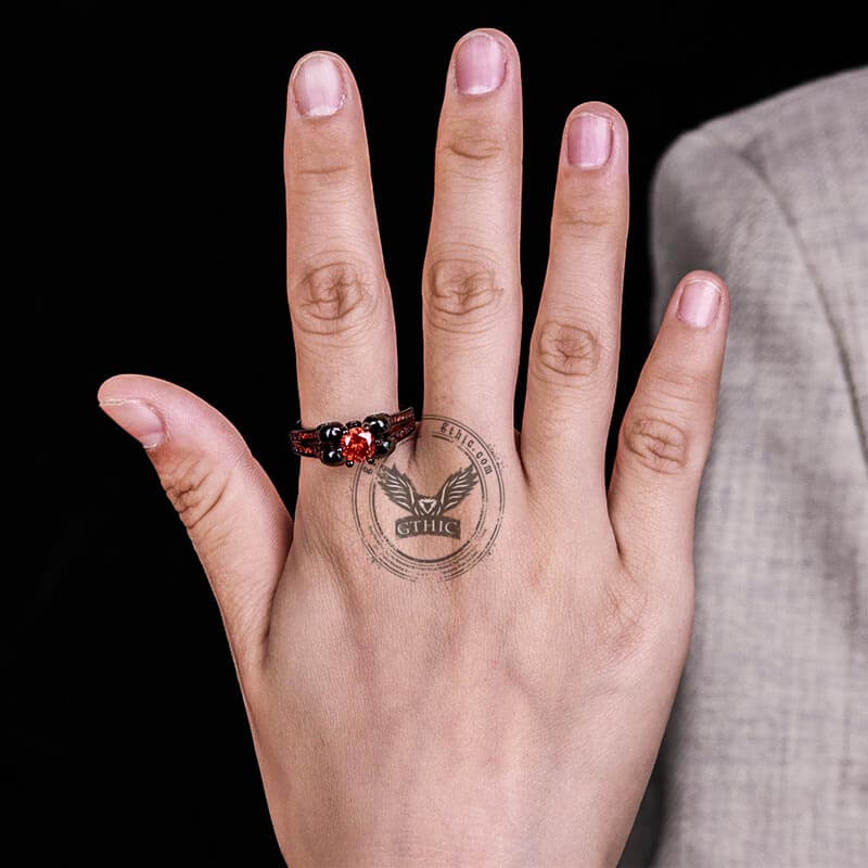 Anillo de latón con calaveras góticas y circonitas rojas