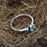 Ring aus Sterlingsilber mit gehörntem Totenkopf und eingelegtem Zirkon