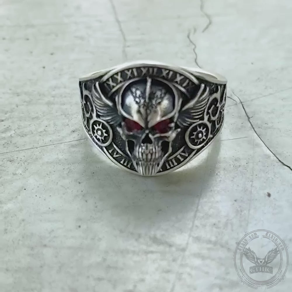 Anillo de motociclista con rubí y plata de ley con calavera alada