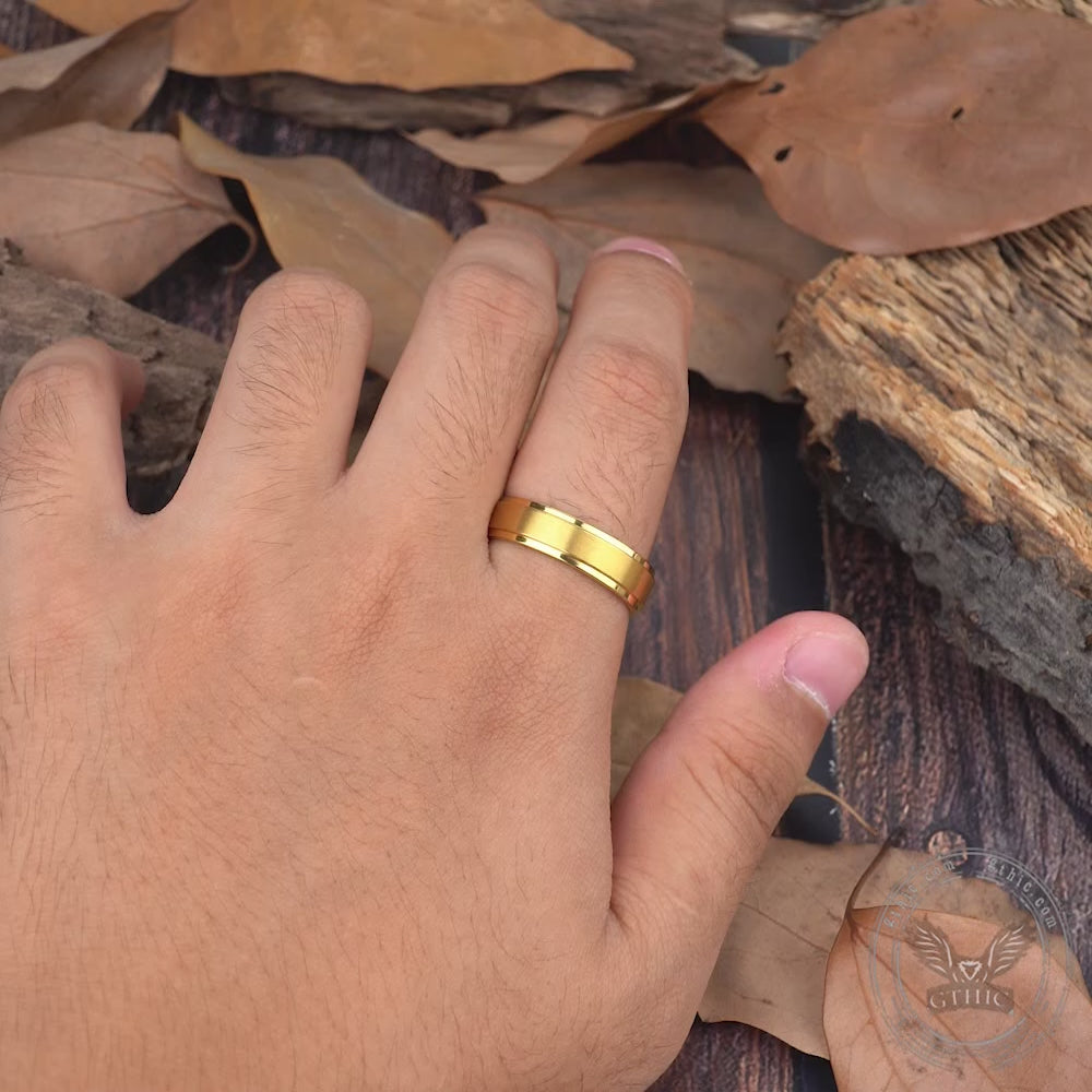 Anillo minimalista con banda de titanio de color dorado