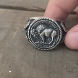 Anillo con moneda de níquel y búfalo de plata de ley de cinco centavos