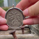 Colgante de moneda hobo de latón con serpiente hidra