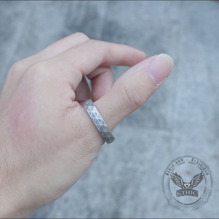 Anillo vikingo de acero inoxidable con runas facetadas geométricas