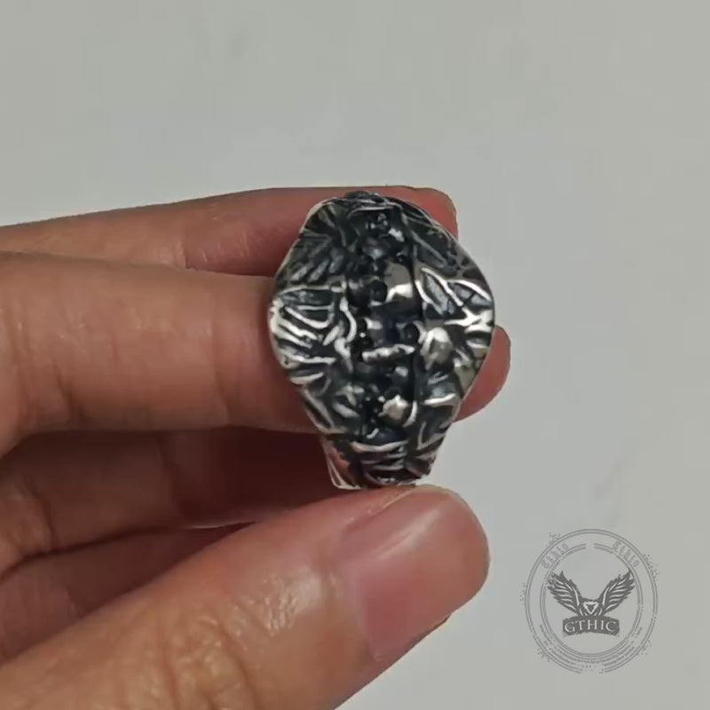 Anillo gótico de plata de ley con calavera cosida