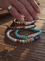 Herren-Perlenarmband aus Edelstahl mit Kreuzschädel-Motiv