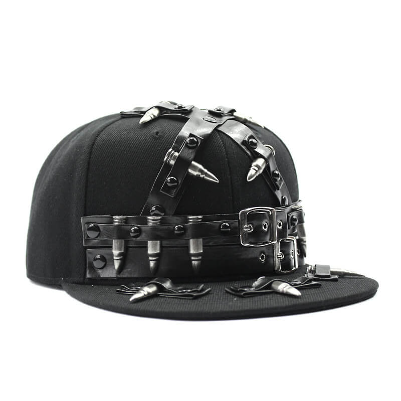 Gorra de béisbol con tachuelas y diseño de bala punk