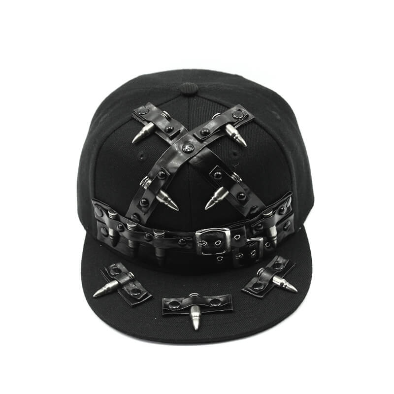 Gorra de béisbol con tachuelas y diseño de bala punk