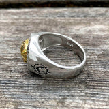 Totenkopf-Ring aus Sterlingsilber mit Rock-Symbol