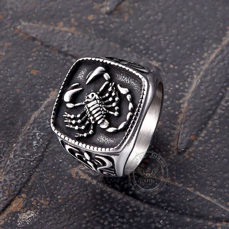 Teschio gotico con anello in acciaio inossidabile con scorpione