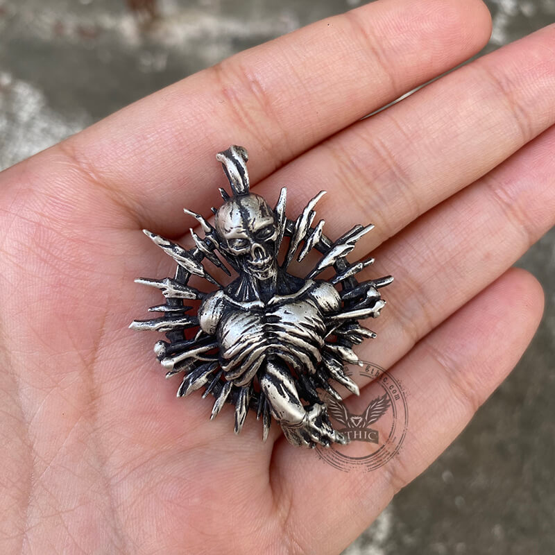 Colgante de calavera de plata de ley con huesos de esqueleto