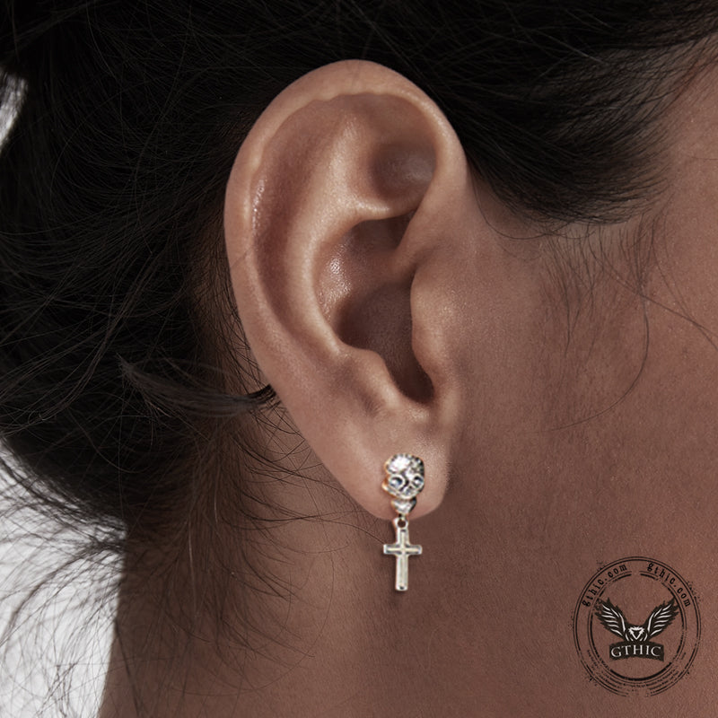 Pendientes asimétricos de plata de ley con cruz de calavera