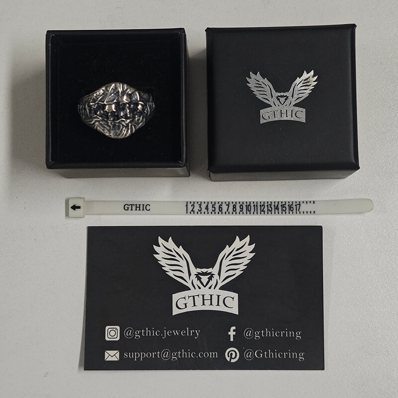 Anillo gótico de plata de ley con calavera cosida