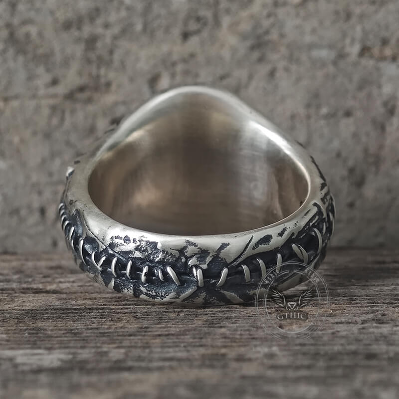 Anillo gótico de plata de ley con calavera cosida