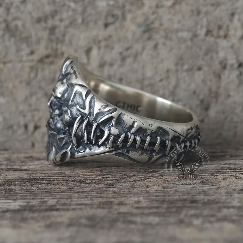 Anillo gótico de plata de ley con calavera cosida