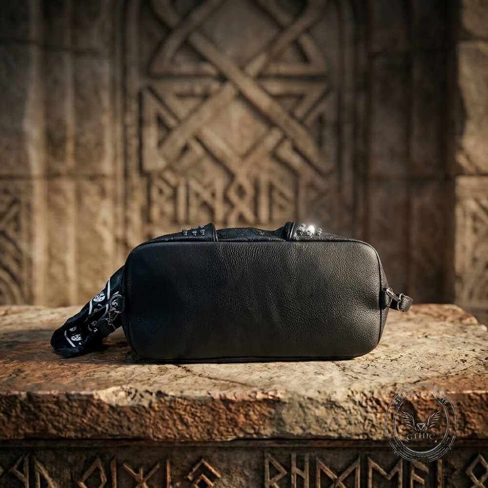 Bolso de cuero con bordado de calavera gótica