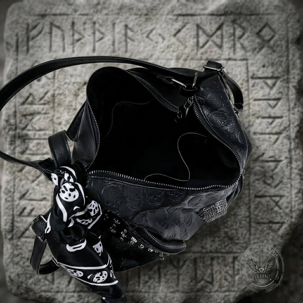 Bolso de cuero con bordado de calavera gótica