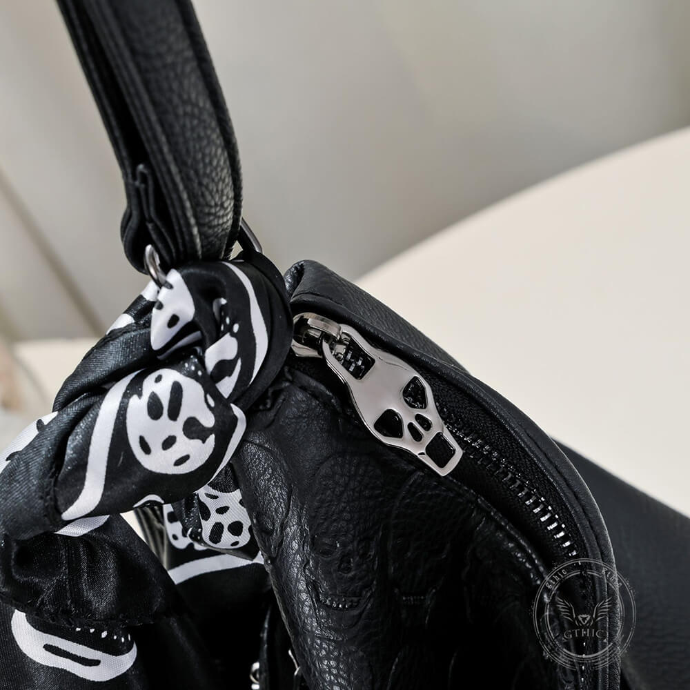 Bolso de cuero con bordado de calavera gótica