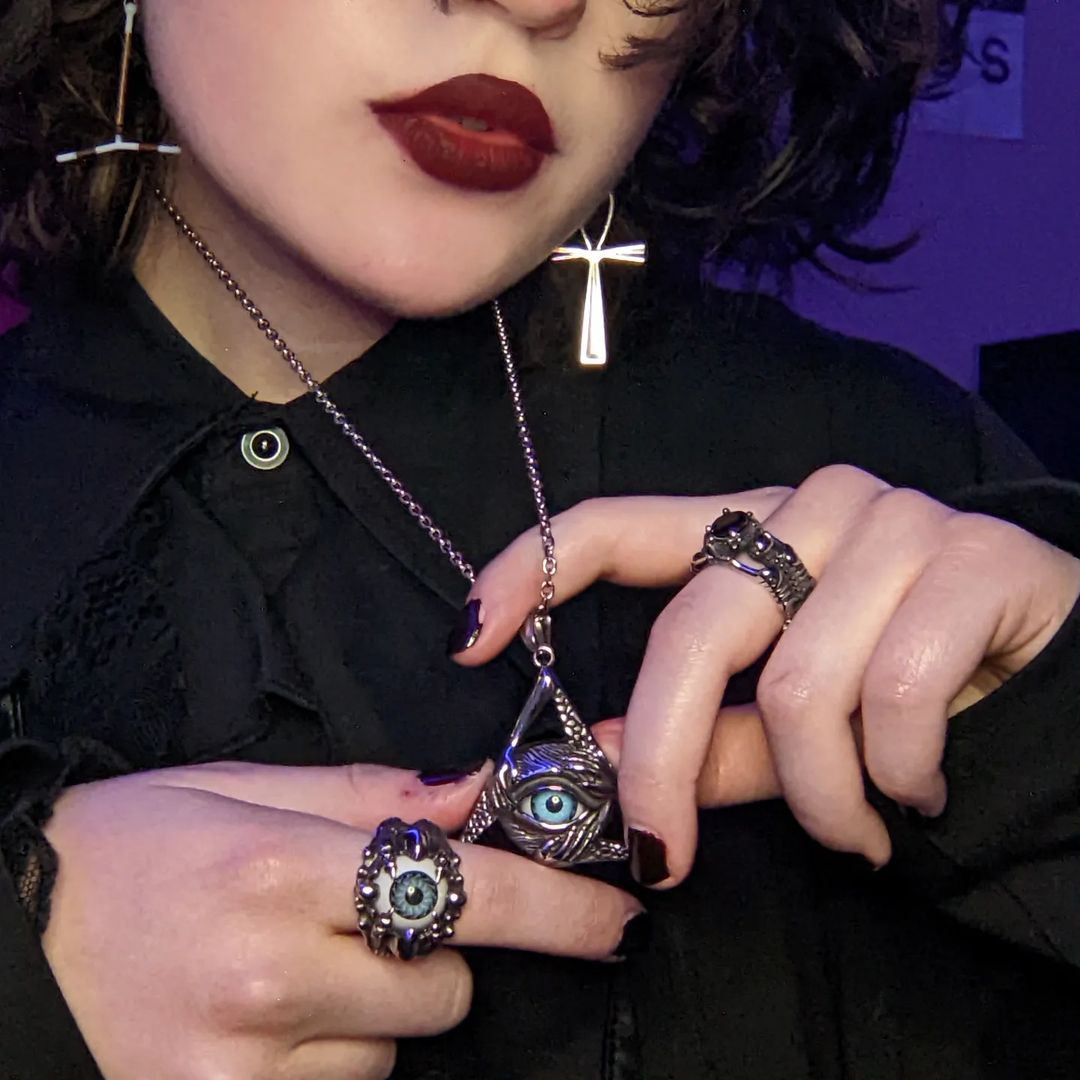 Dreieckiger Böser Blick-Schädelknochen-Anhänger aus Edelstahl