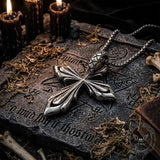 Totenkopf-Anhänger mit Knospenkreuz aus Edelstahl