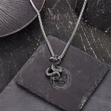 Colgante de calavera de plata de ley con forma de serpiente y cruz de Leviatán