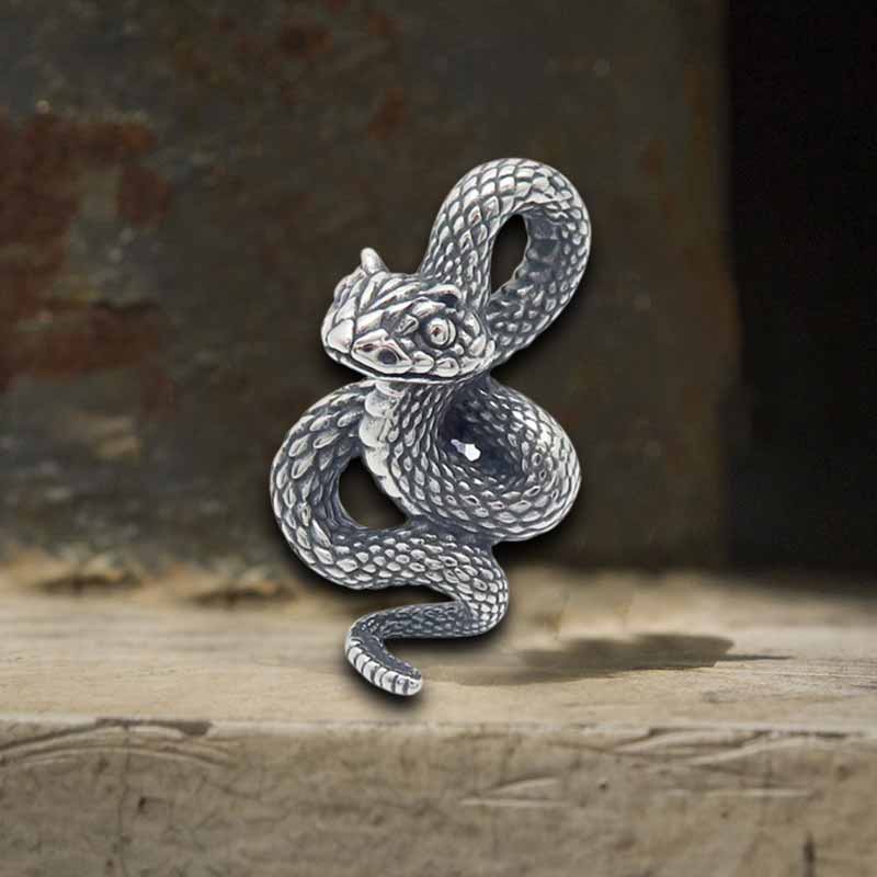 Colgante de calavera de plata de ley con forma de serpiente y cruz de Leviatán