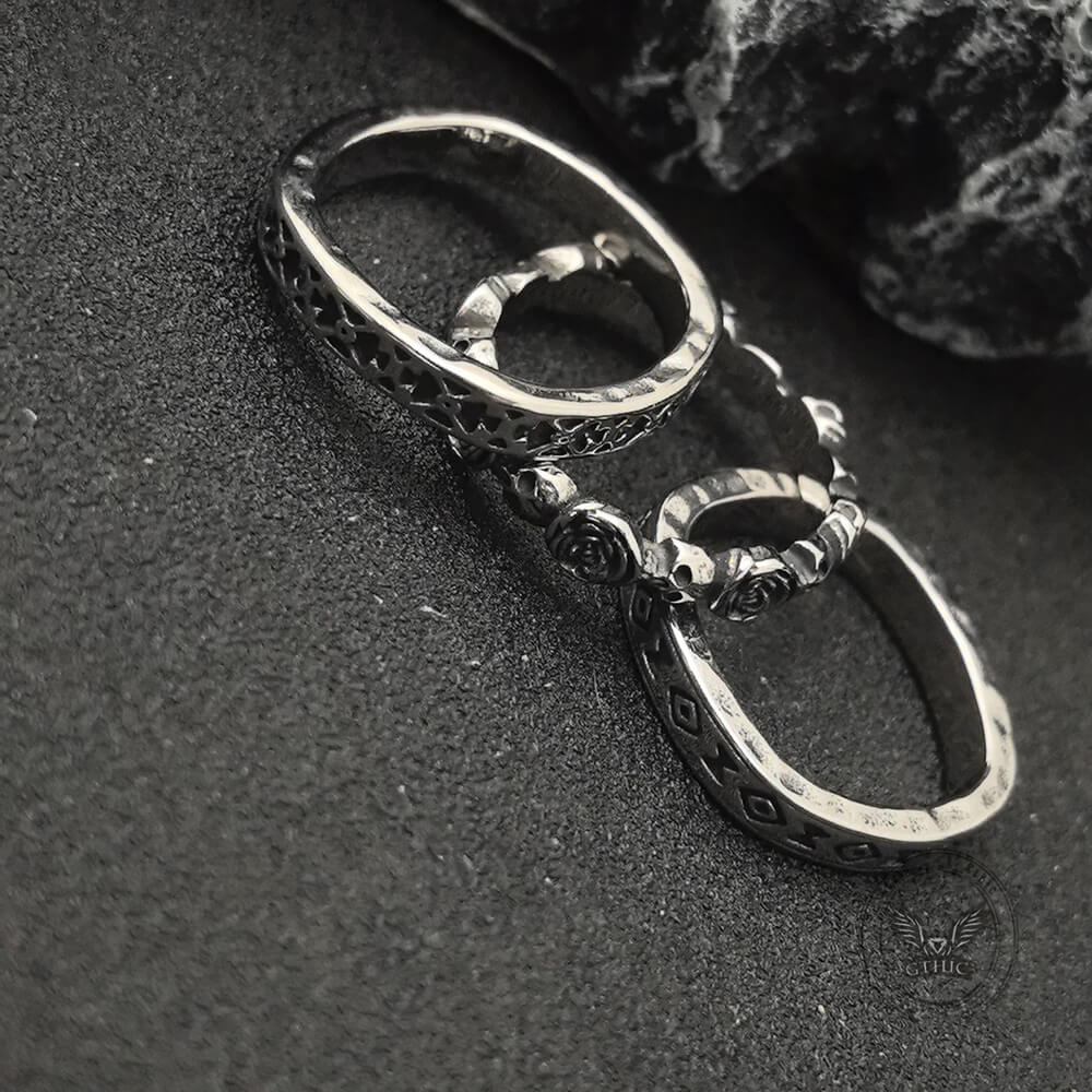 Anello in acciaio inossidabile con teschio di serpente arrotolato
