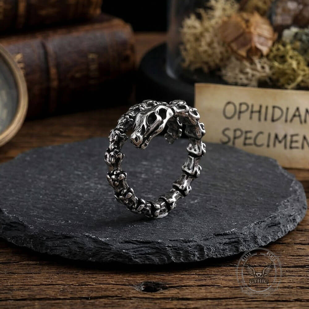 Anello in acciaio inossidabile con teschio di serpente arrotolato