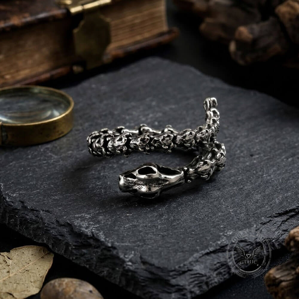 Anello in acciaio inossidabile con teschio di serpente arrotolato