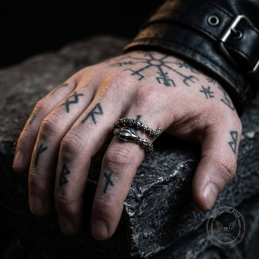 Anello in acciaio inossidabile con teschio di serpente arrotolato