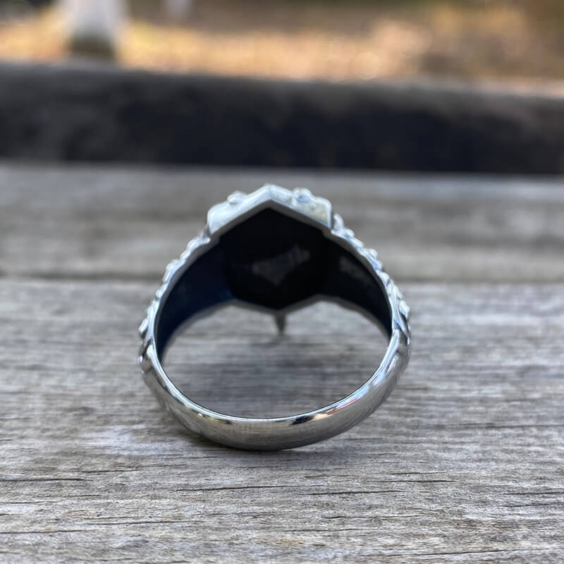 Bague en argent sterling avec tête de mort et piercing à l'épée