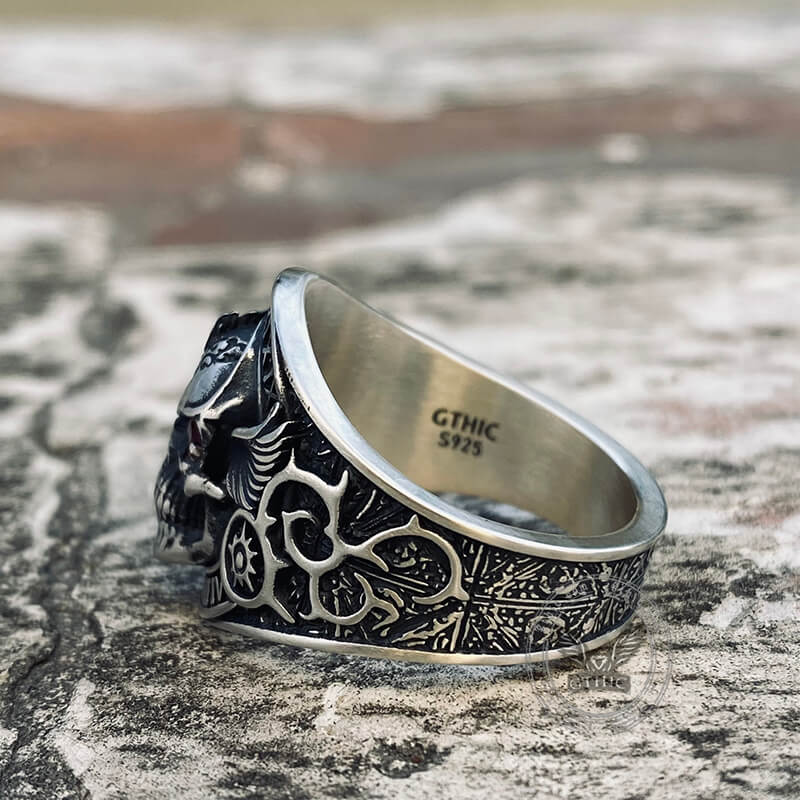 Anillo de motociclista con rubí y plata de ley con calavera alada
