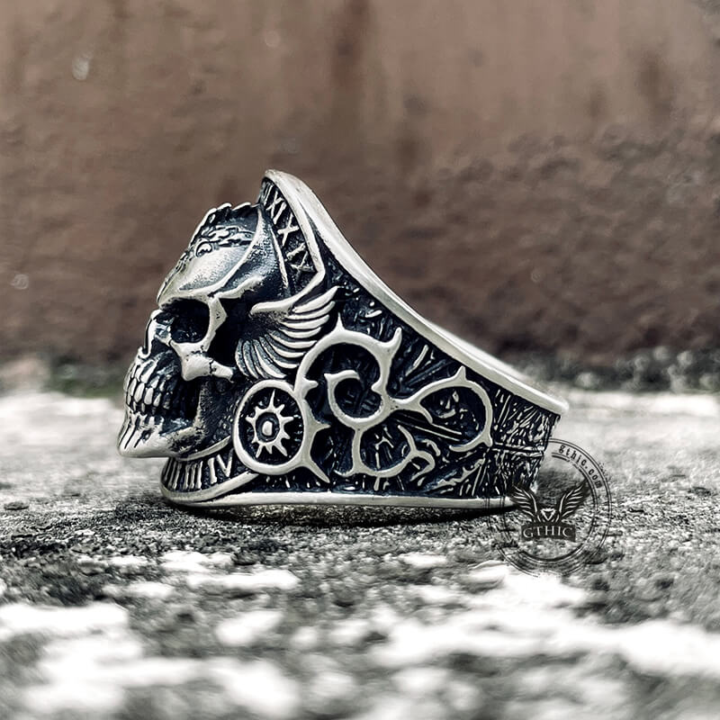 Anillo de motociclista con rubí y plata de ley con calavera alada