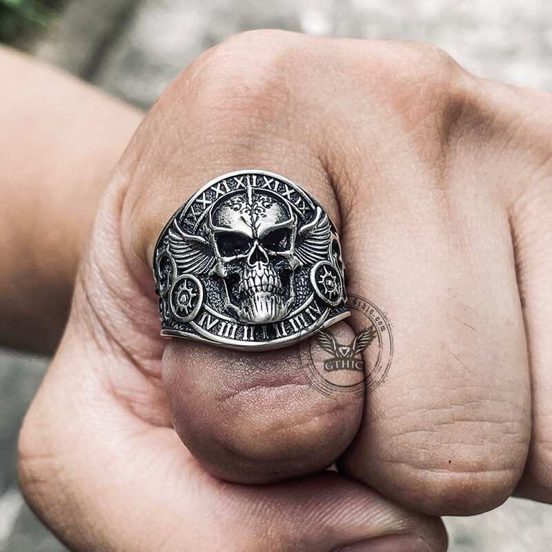 Anillo de motociclista con rubí y plata de ley con calavera alada
