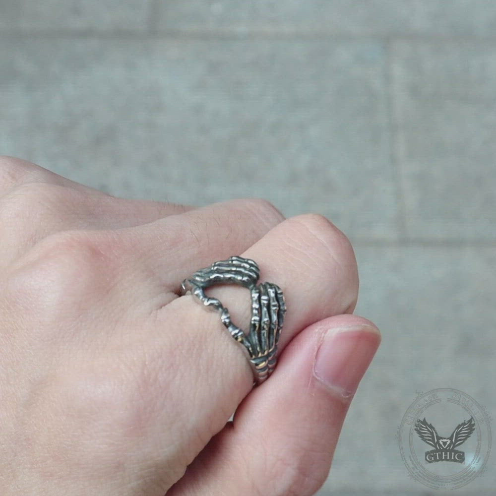 Anello in acciaio inossidabile a forma di cuore a mano con teschio gotico