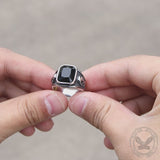 Totenkopf-Ring aus Edelstahl mit schwarzem quadratischem Edelstein